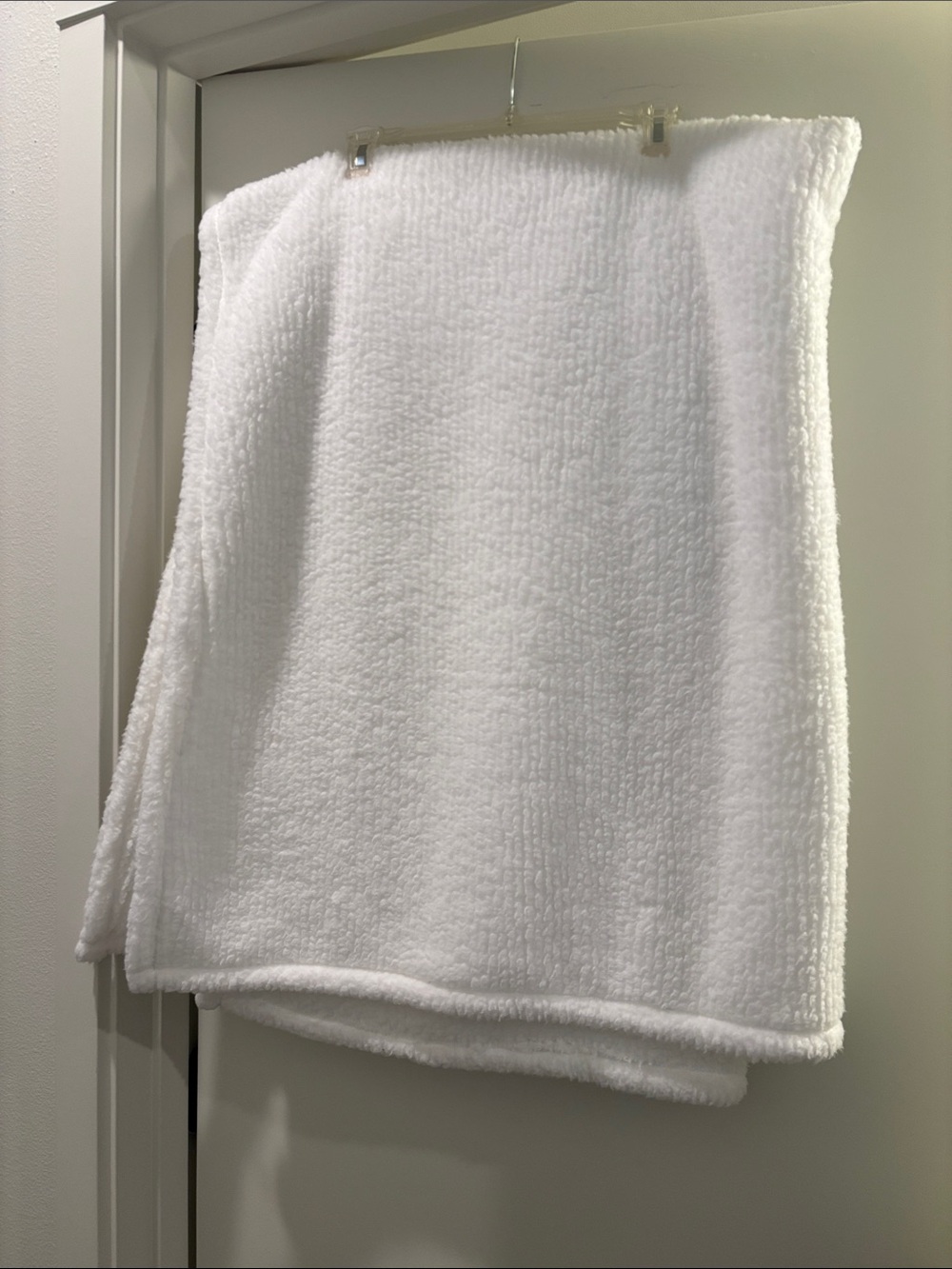 Plush White Cozy Throw Blanket - Ultra-Soft Home Throw